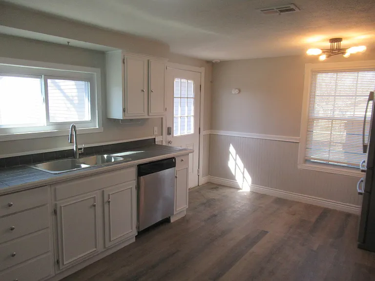 9295 Dorothy Dr — Photo 7