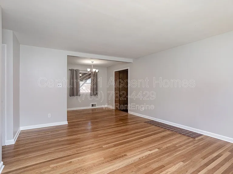 3233 Holly Hill Dr — Photo 4