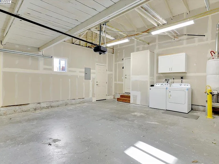 1827 Bandoni Ave — Photo 36