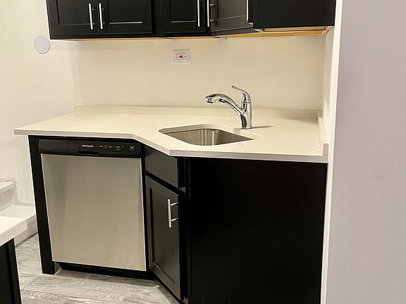 3rd image of 3161 N Hudson Ave APT Gb