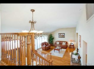 905 Longacre Ave, Valley Stream, NY 11581