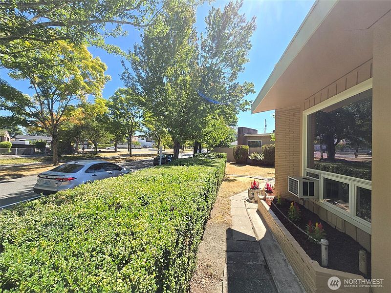 5th image of 8907 Beacon Avenue S