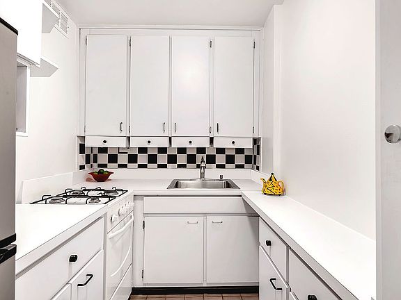4th image of 305 E 40th St APT 10V
