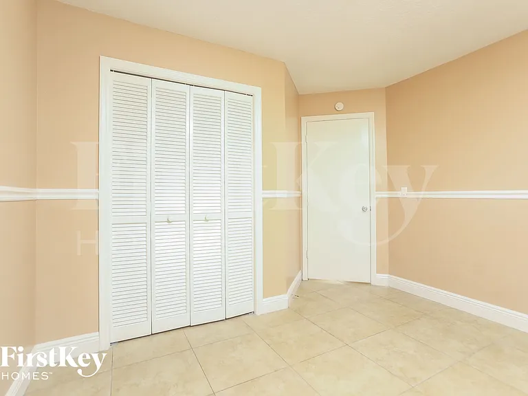 988 Glenview Cir — Photo 9