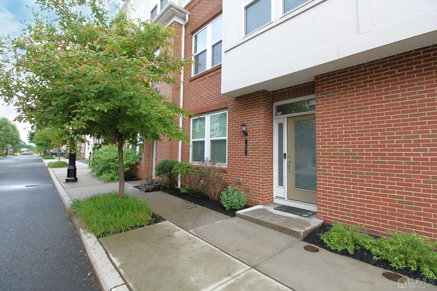 3 bed, 2.5 bath, 2240 sqft, $3,500 — Photo 2