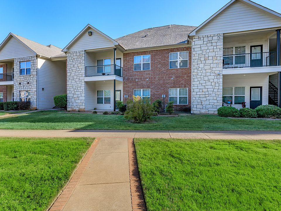Stunning Building View at Southwest Pines in Tyler, TX _ Scenic Residential Complex