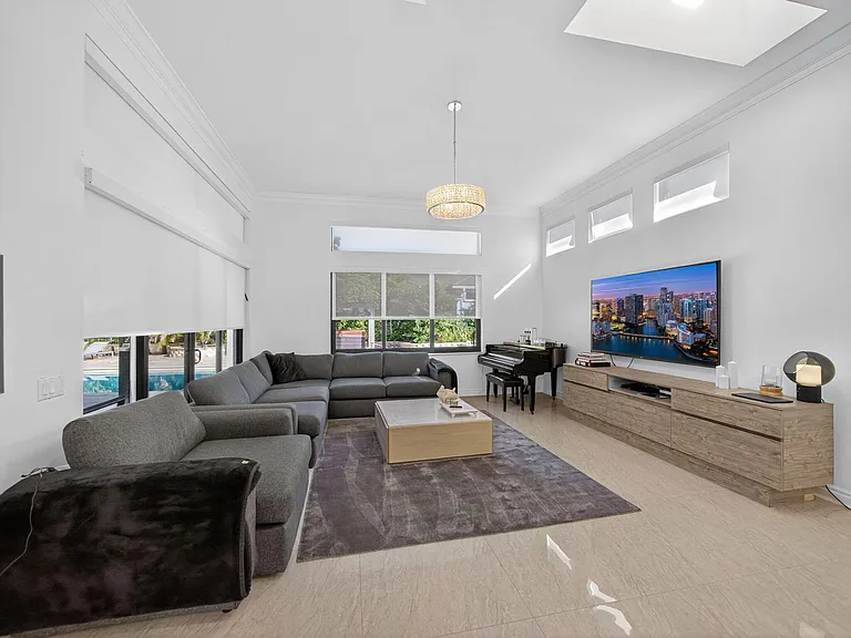 125 Pembroke Dr — Photo 5