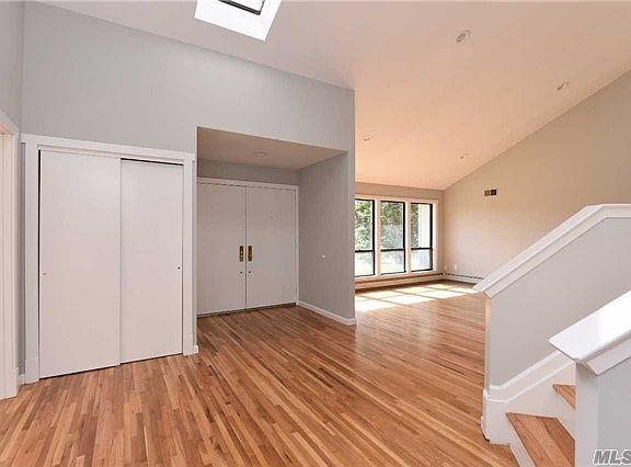 3rd image of 41 Crest Hollow Ln