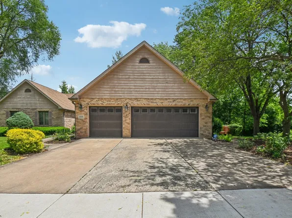295 W Walnut St, Roselle, IL 60172