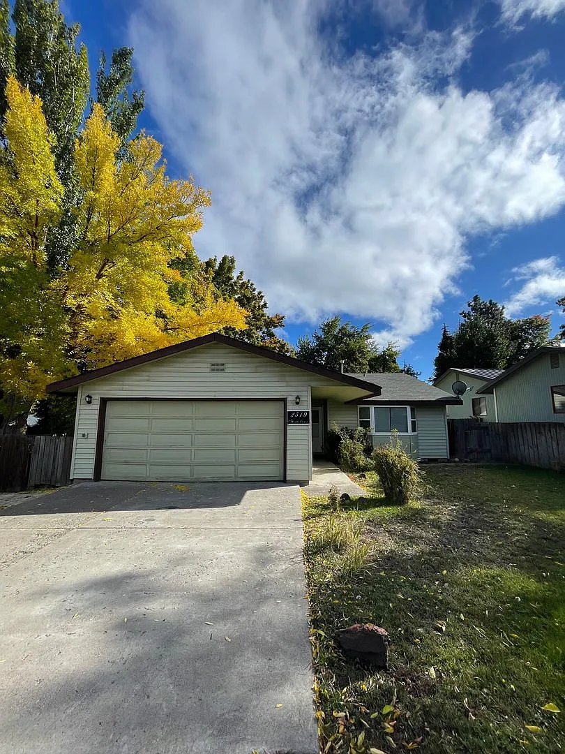 Charming single-family home located in a quiet residential neighborhood — Photo 1