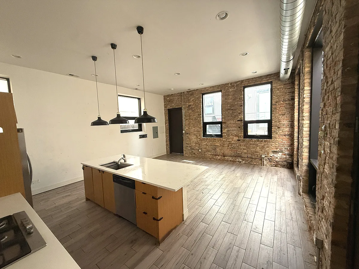 Building Photo - 1034 W 20th Pl #1R