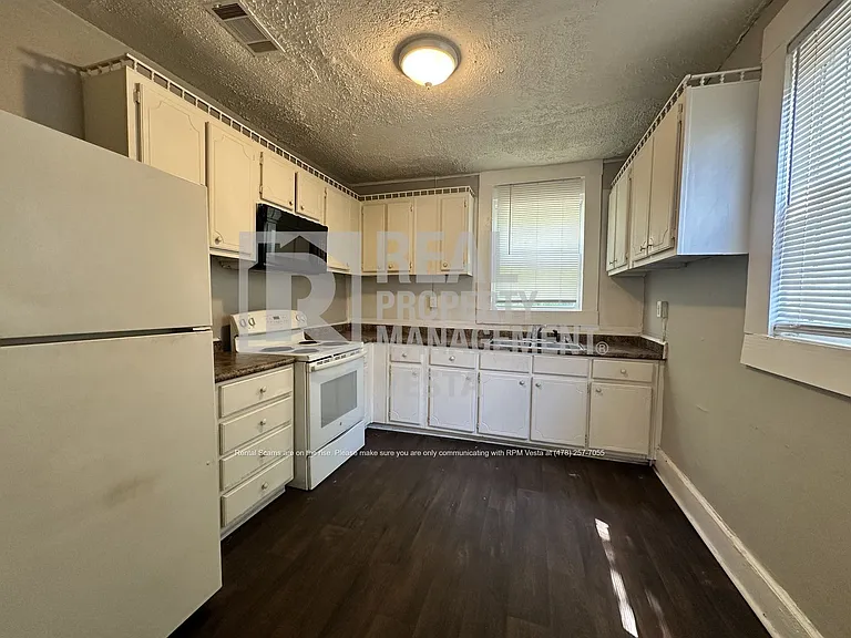 1596 Burton Ave — Photo 2