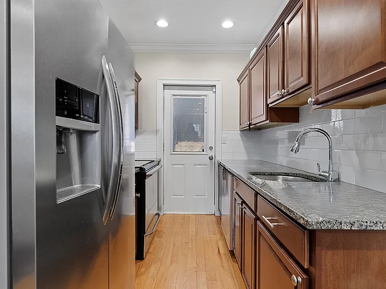 110 Chelsea St #1 — Photo 3