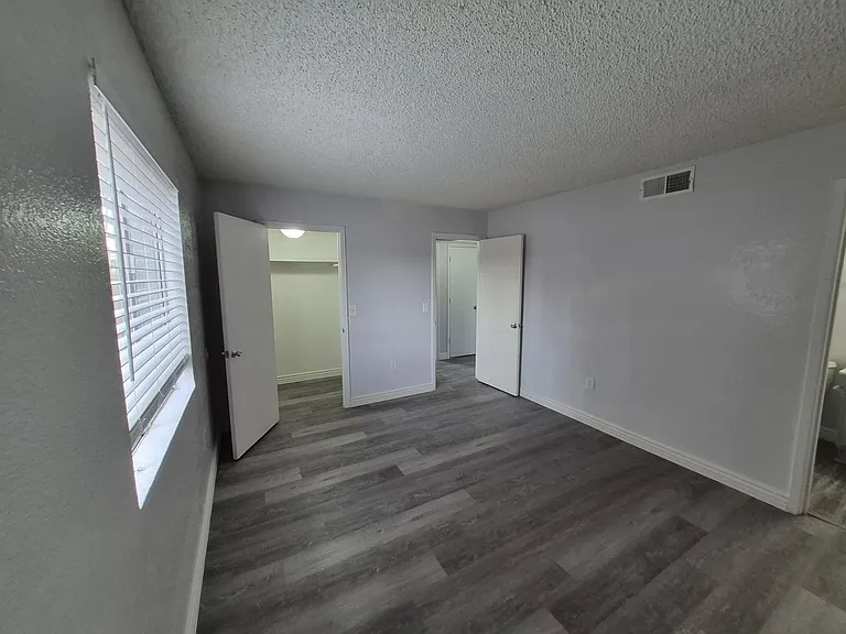 February Free Rent! Brand New Flooring Throughout! Private Laundry & Private Storage! Like New Re... — Photo 10