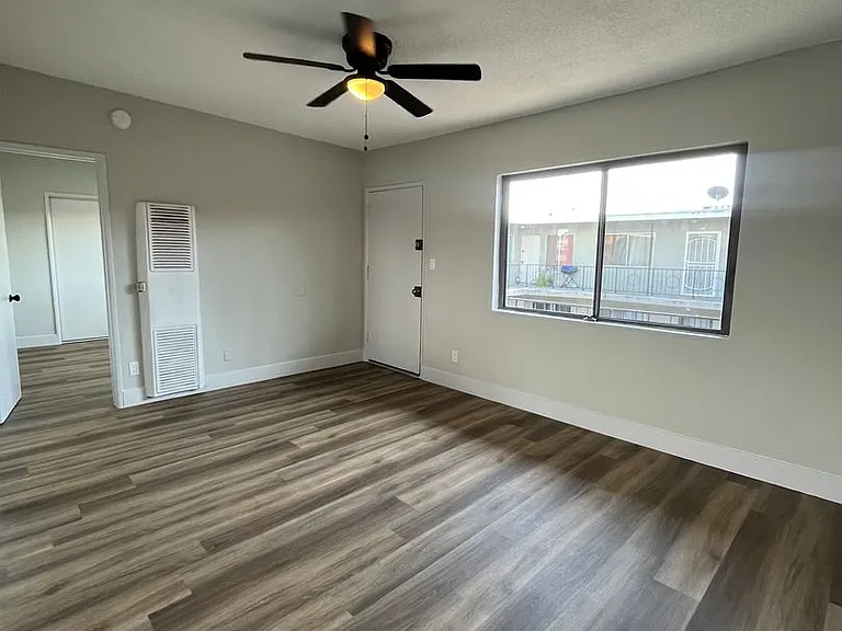 8029 S Hoover St — Photo 8
