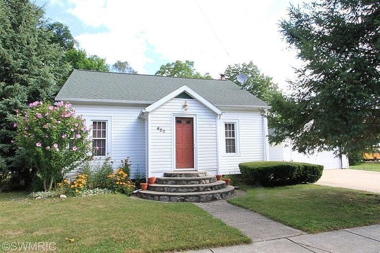 1st image of 627 E Paw St