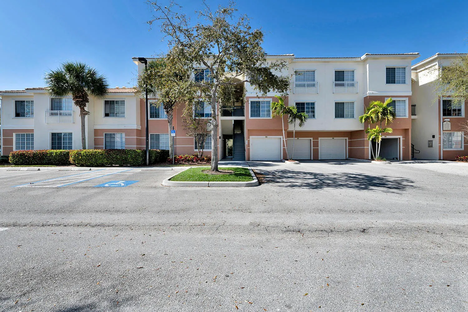 2 bed, 2.0 bath, 1213 sqft, $2,300 — Photo 2
