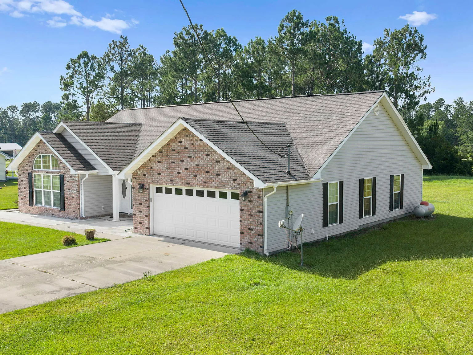 3 bed, 2.0 bath, 2353 sqft, $2,200 — Photo 4