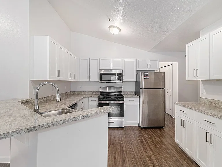 Autumn Lakes Apartments and Townhomes — Photo 29