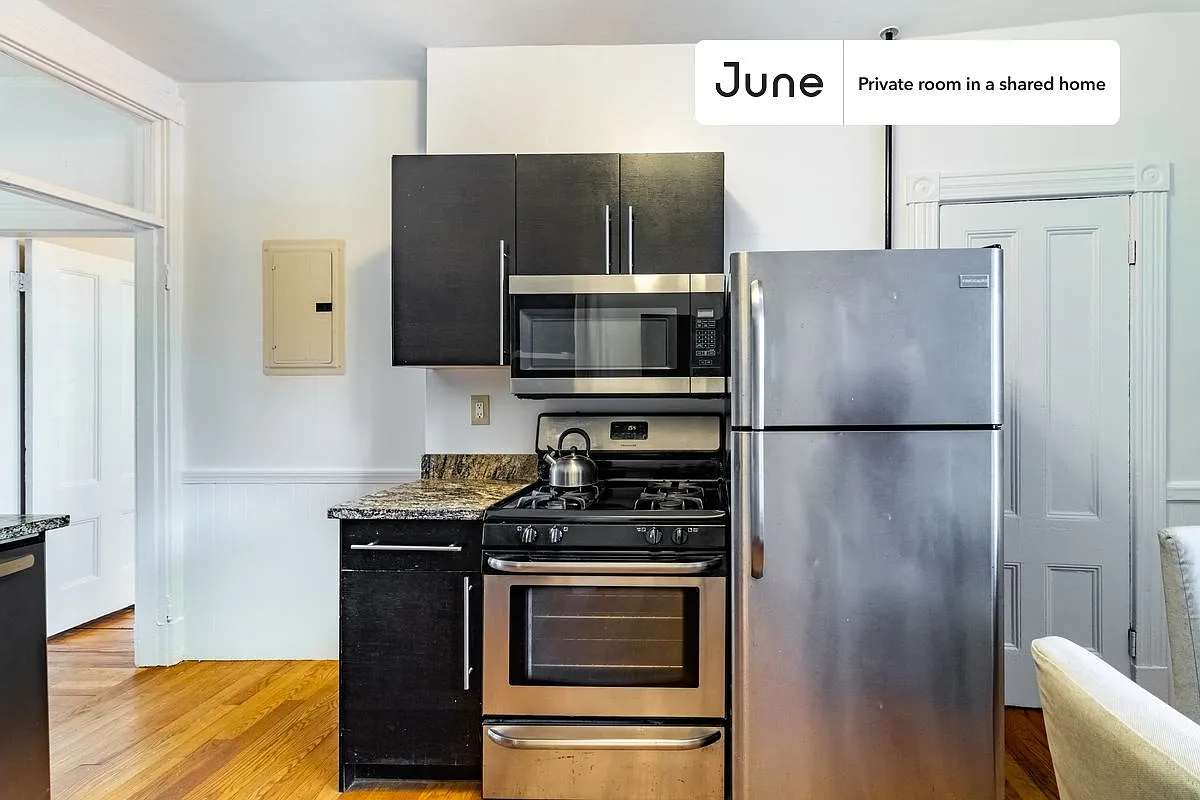 Queen bedroom in 4 bed/1 bath home in Roxbury #926 B — Photo 4