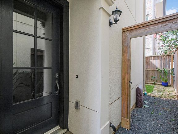 4th image of 4010 University Grove St