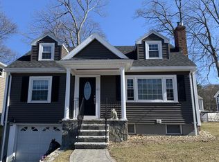 41 Lakewood Rd, Lynnfield, MA 01940