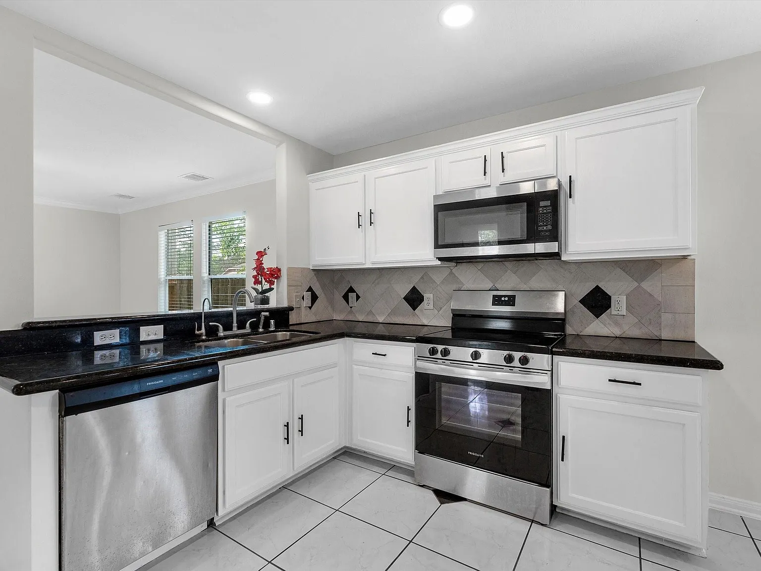 4 bed, 2.5 bath, 1873 sqft, $2,195 — Photo 3