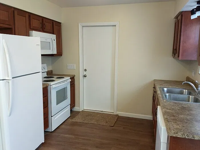 2 bed, 1.5 bath, 1002 sqft, $1,100 — Photo 3