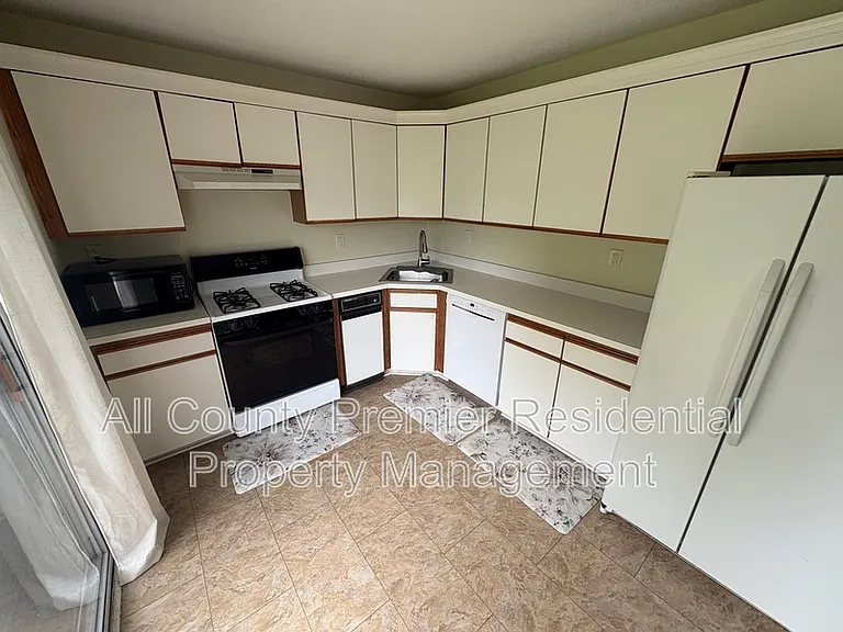 3605 Pinhorn Dr — Photo 2