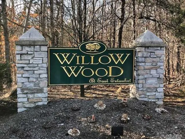 39 Willow Wood Dr, East Setauket, NY 11733