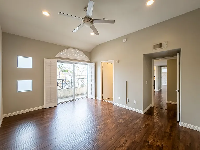 11038 Camarillo St #18 — Photo 24