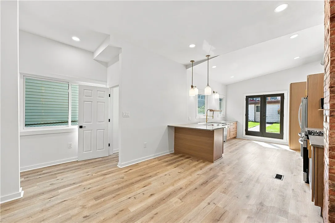 3 bed, 1.5 bath, 1524 sqft, $3,500 — Photo 3