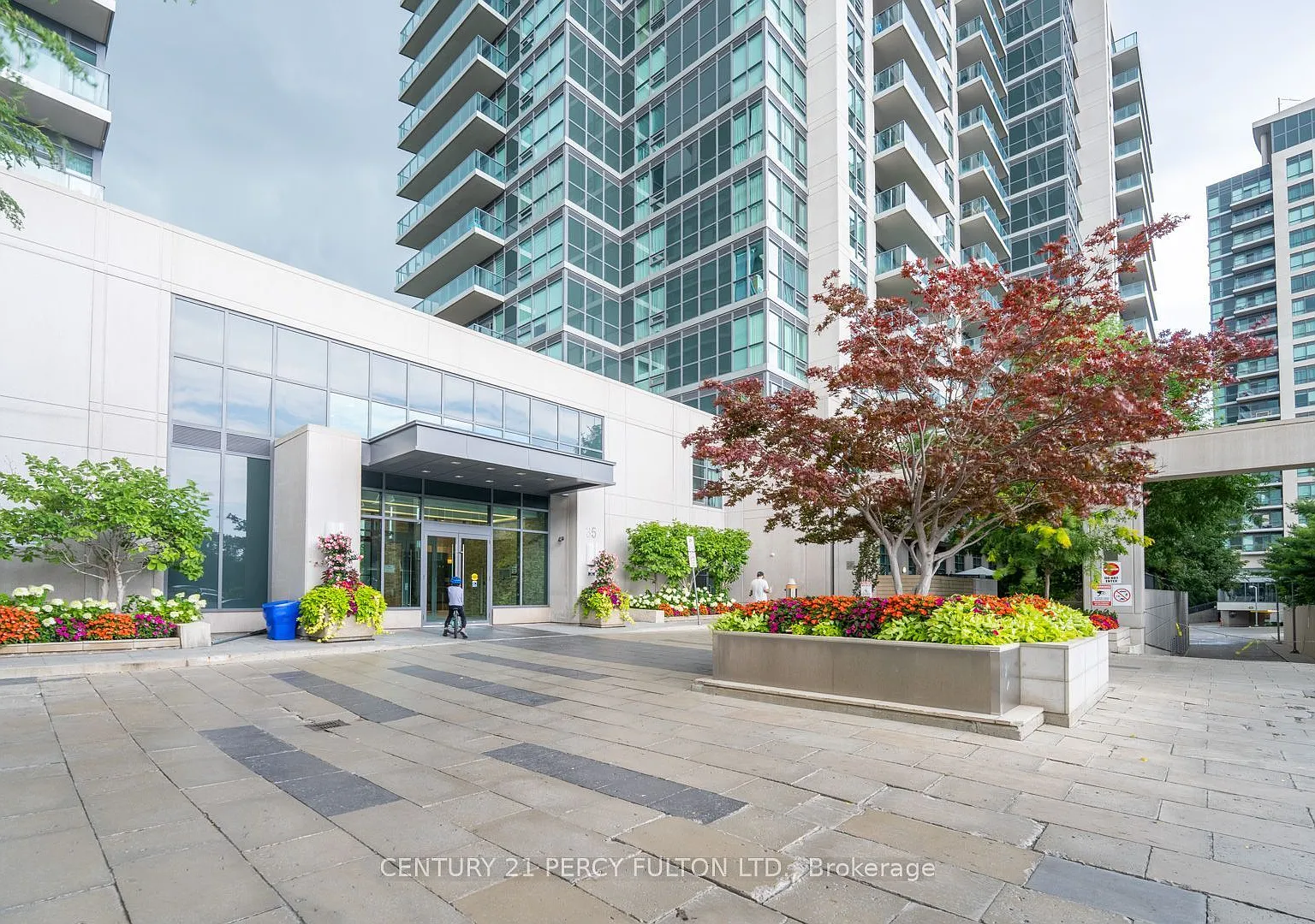 35 Brian Peck Cres — Photo 3