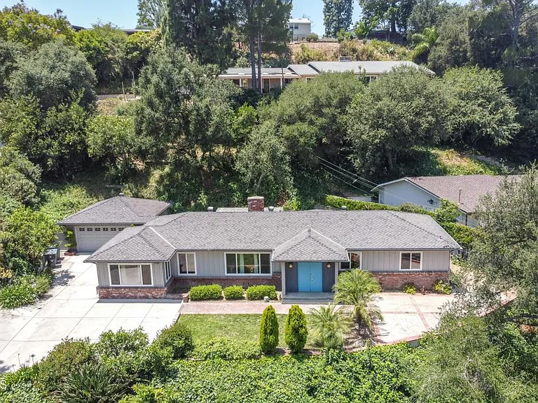 1290 Club House Dr — Photo 1
