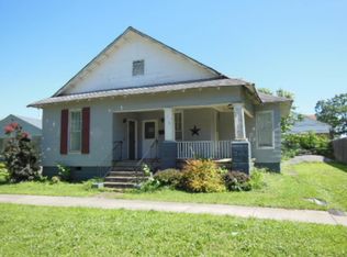 208 E 4th St, Flora, IL 62839