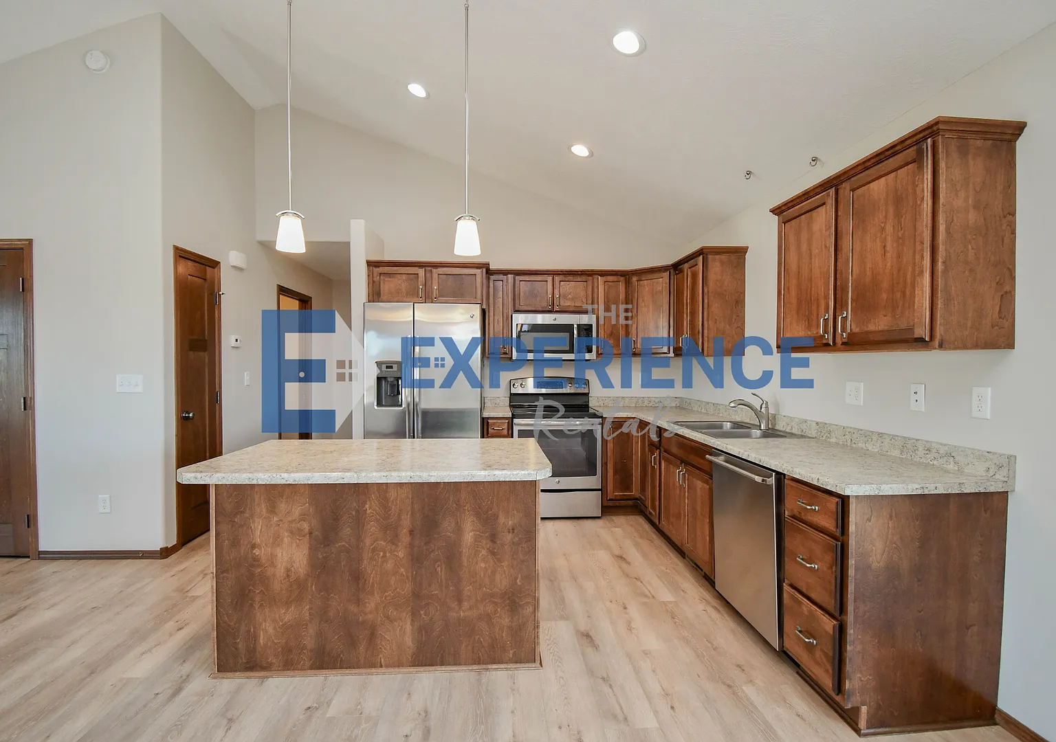 Open Floor Plan - 4 Bedroom, 3 Bath, Triple Garage! — Photo 2
