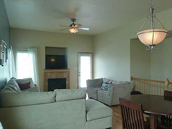 5th image of 1025 W Cherry St