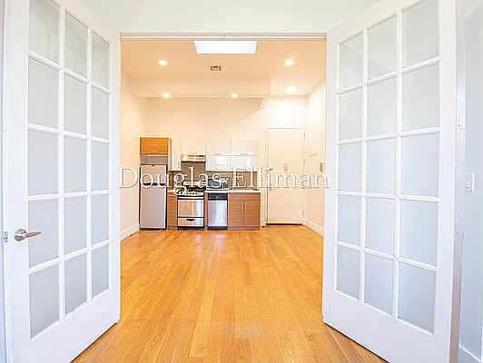 2nd image of 257 Jefferson St #2F