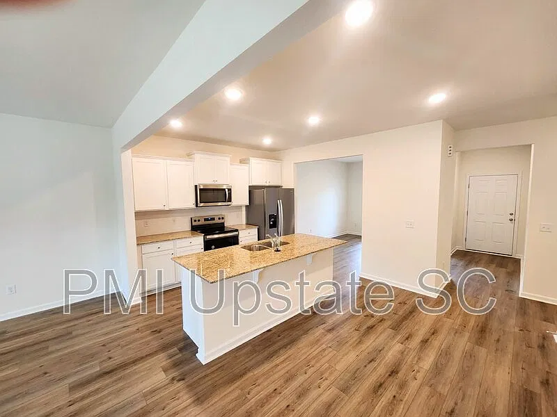 3 bed, 2.5 bath, 1796 sqft, $1,995 — Photo 3