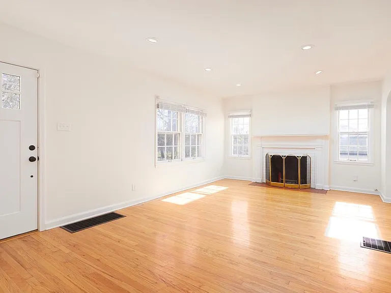 208 S Clark St — Photo 10