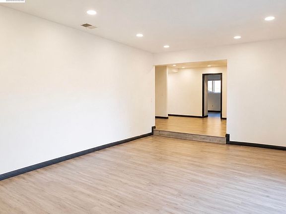 5th image of 828 Coral Dr