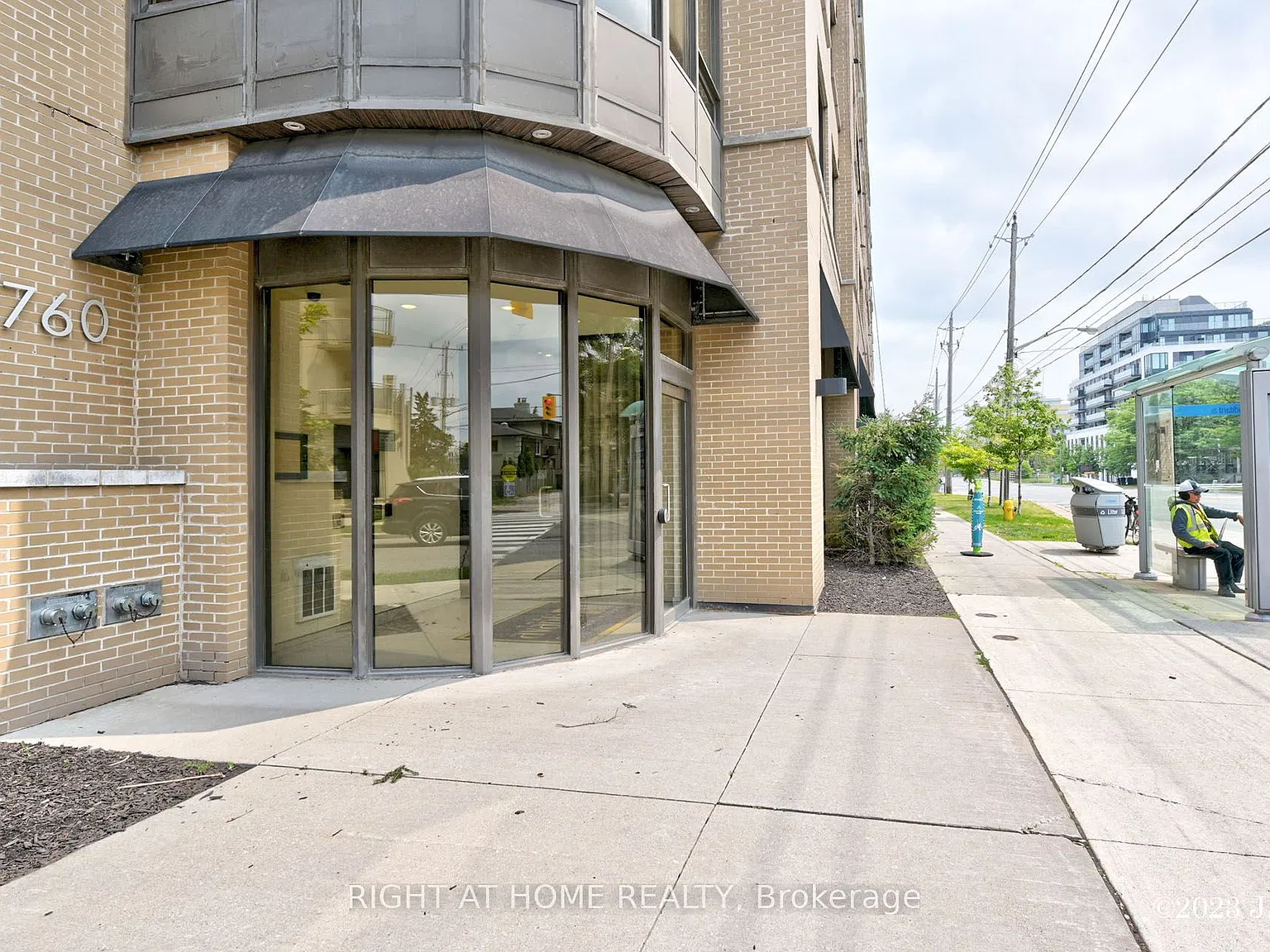 760 Sheppard Ave W — Photo 2