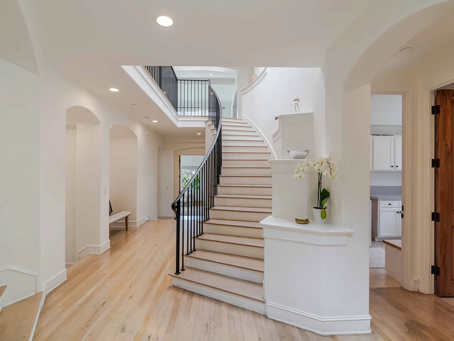 5 bed, 4156 sqft, $12,500 — Photo 3