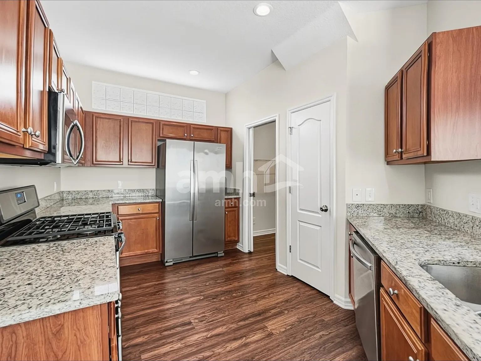 4 bed, 2.5 bath, 1946 sqft, $3,215 — Photo 4