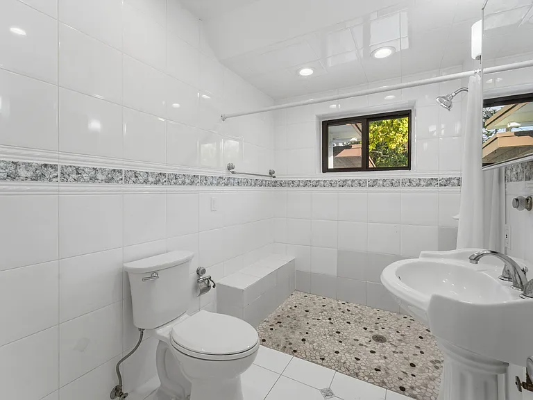 525 NW 32nd Ave — Photo 4