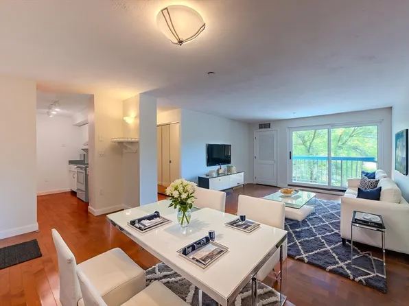22 Railroad St APT 306, Andover, MA 01810