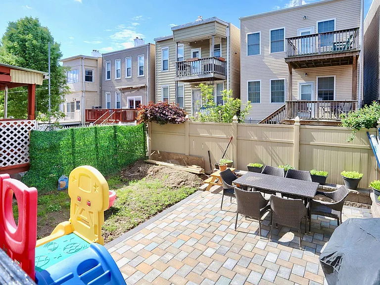 125 Oak St #1 — Photo 14