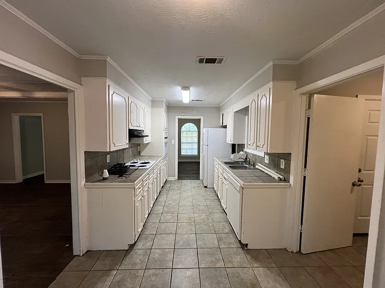2915 Longwood Dr — Photo 4