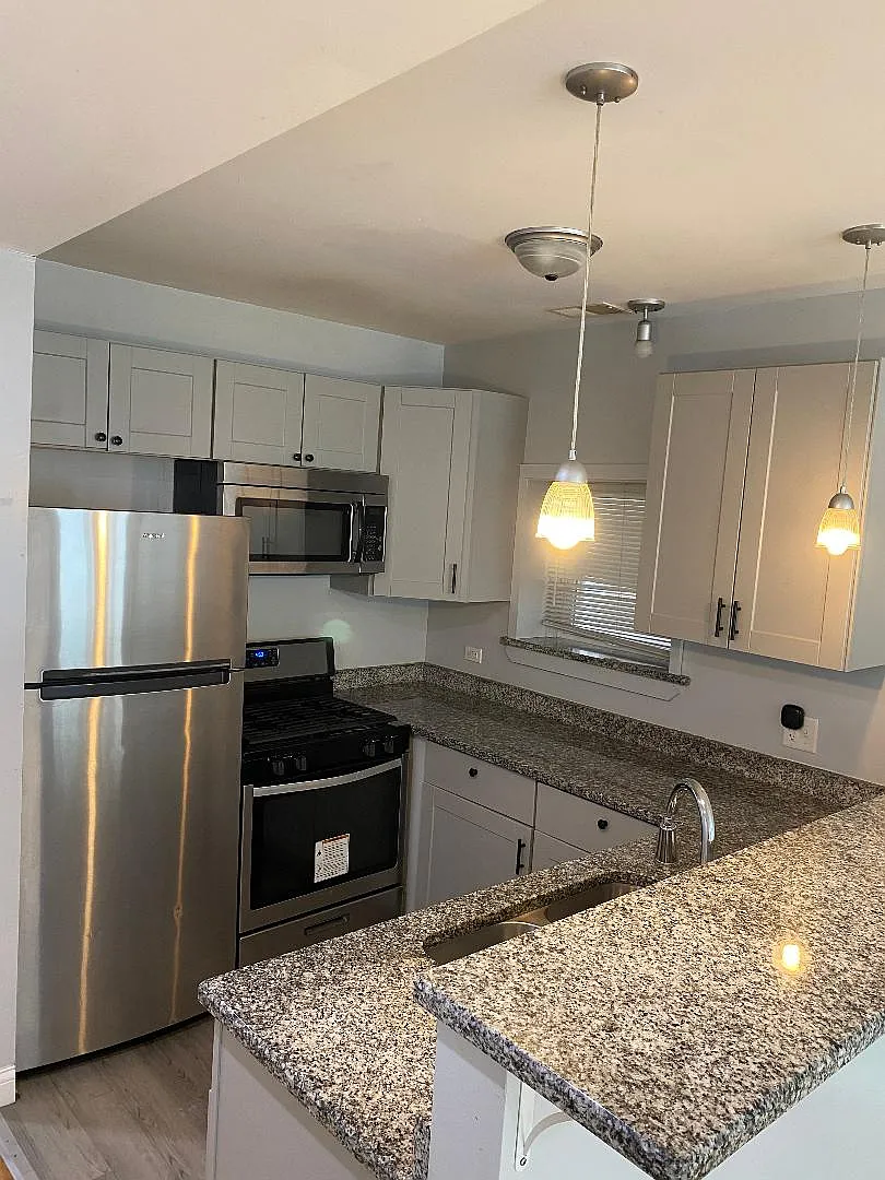 3 bed, 900 sqft, $2,000 — Photo 2