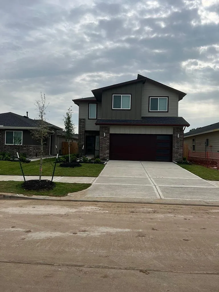 4 bed, 2.5 bath, 2393 sqft, $2,700 — Photo 1